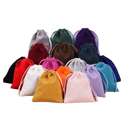 オーダーメイド 宝石 の 梱包 や 展示 に 用い られる 色とりどりの ベルベット 引糸 の 袋