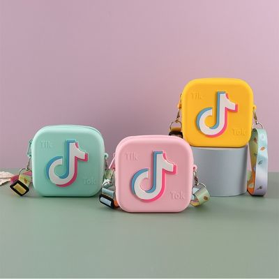 女の子のためのミニスクエアゼリーバッグ ファッショナブルで機能的なコインバッグが含まれています
