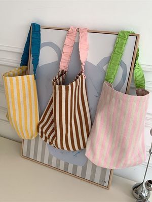夏 に 必要 な キャンバス の 肩 の バッグ