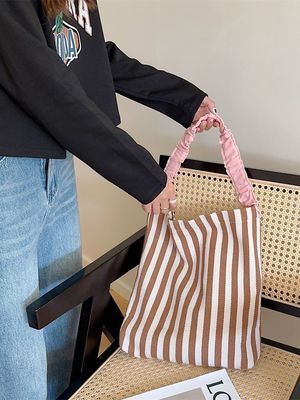 夏 に 必要 な キャンバス の 肩 の バッグ