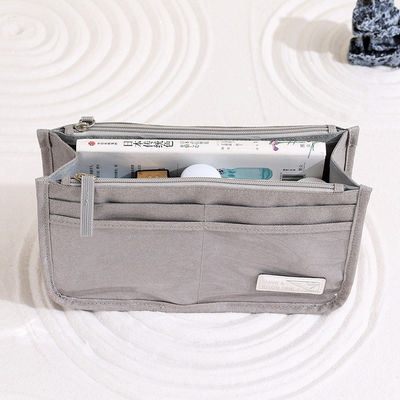 移動中の化粧品 トイレットリーズの保管に最適