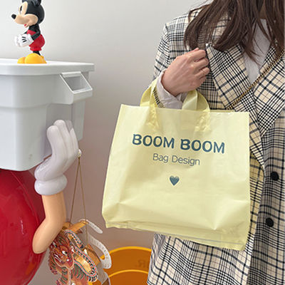 オーダーメイドロゴ 柔らかいループハンドル トート 服装のパッケージングのためのプラスチック袋