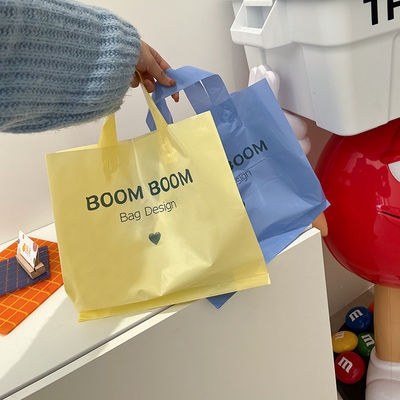 オーダーメイドロゴ 柔らかいループハンドル トート 服装のパッケージングのためのプラスチック袋
