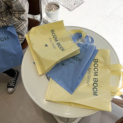 オーダーメイドロゴ 柔らかいループハンドル トート 服装のパッケージングのためのプラスチック袋