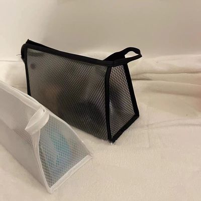 黒い色でトイレットリーや化粧品の保管用のカスタムシンプルナイロンメッシュメイクバッグ